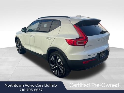 2025 Volvo XC40 B5 Plus Dark Theme