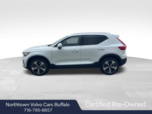 2023 Volvo XC40 B5 Plus Bright Theme
