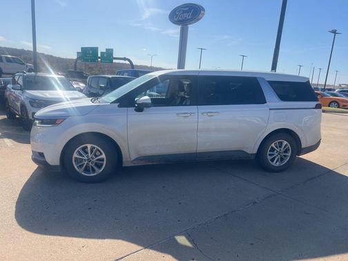 2023 Kia Carnival LX