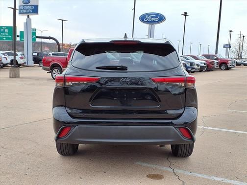 2022 Toyota Highlander LE