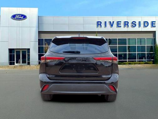 2022 Toyota Highlander LE
