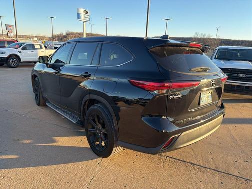 2022 Toyota Highlander LE