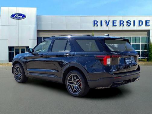 Black Metallic 2025 Ford Explorer ST-Line