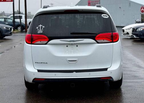 Bright White Clearcoat 2017 Chrysler Pacifica Touring-L