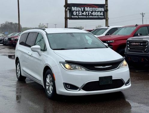 Bright White Clearcoat 2017 Chrysler Pacifica Touring-L