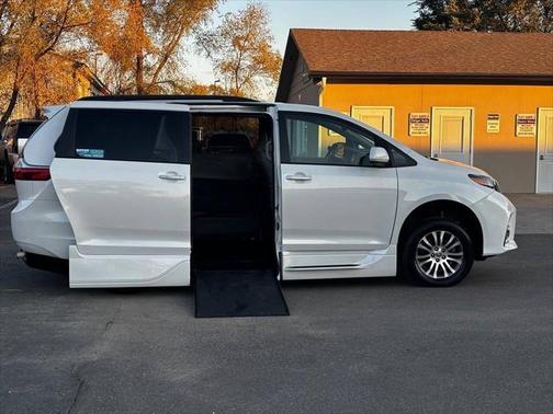 2020 Toyota Sienna XLE