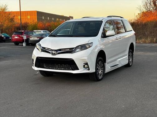 2020 Toyota Sienna XLE