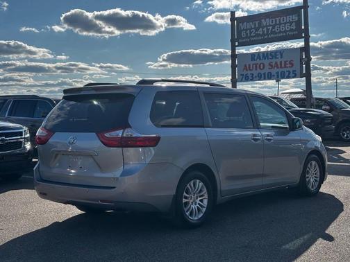 2017 Toyota Sienna XLE