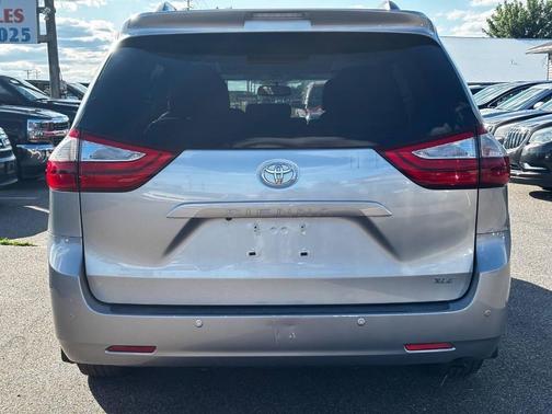 2017 Toyota Sienna XLE