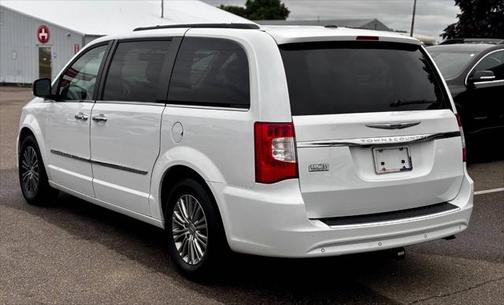2014 Chrysler Town & Country Touring-L