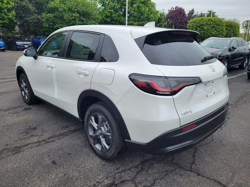 Platinum White Pearl 2027 Honda HR-V LX