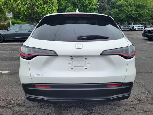 Platinum White Pearl 2027 Honda HR-V LX