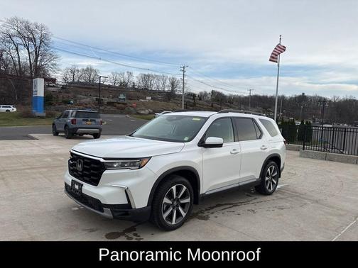 Platinum White Pearl 2024 Honda Pilot Touring 8-Passenger
