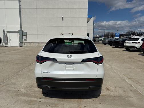 Platinum White Pearl 2024 Honda HR-V LX