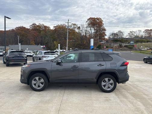 2022 Toyota RAV4 Hybrid XLE