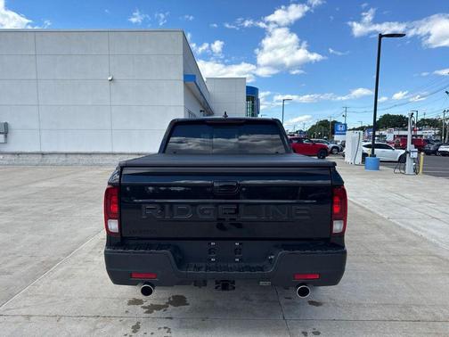 Crystal Black Pearl 2025 Honda Ridgeline RTL