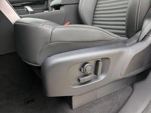 2025 Land Rover Discovery P300 S