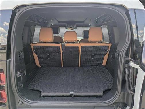 2023 Land Rover Defender 110 SE
