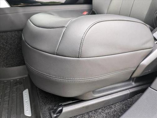 2025 Land Rover Range Rover P550e SE