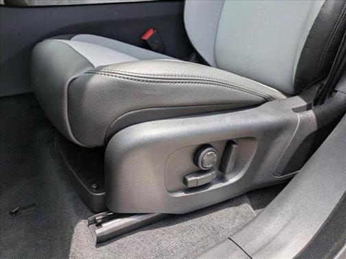 2026 Land Rover Range Rover Velar P250 SE R-Dynamic
