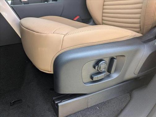 2025 Land Rover Discovery P300 Dynamic SE