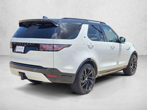 Fuji White 2025 Land Rover Discovery P300 Dynamic SE