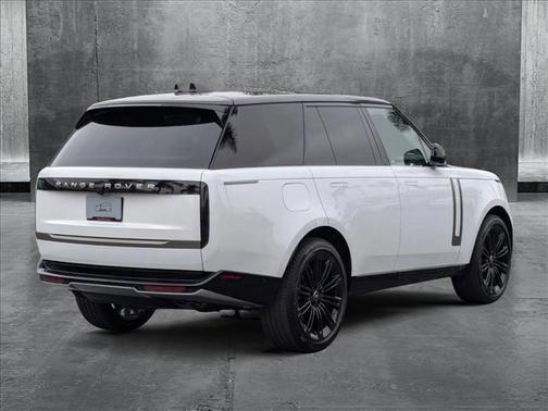 2025 Land Rover Range Rover P530 SE