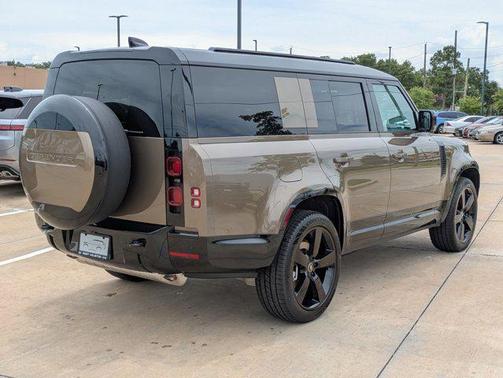2025 Land Rover Defender 130 P400 X-Dynamic SE