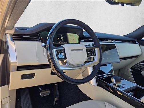 Batumi Gold Premium Metallic 2026 Land Rover Range Rover P400 SE