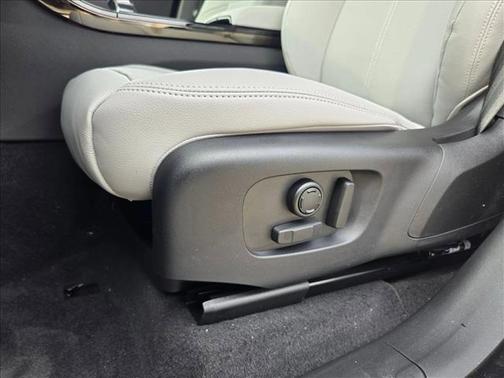 2026 Land Rover Range Rover Velar P250 SE R-Dynamic