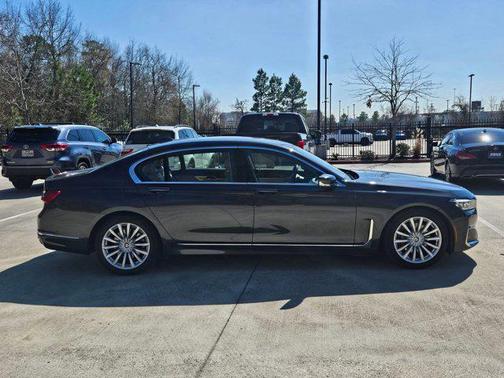 2022 BMW 740 i