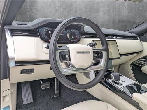 2025 Land Rover Range Rover P550e SE