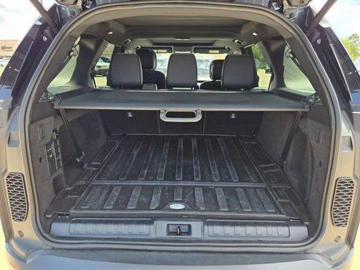 Varesine Blue Metallic 2025 Land Rover Discovery P300 S