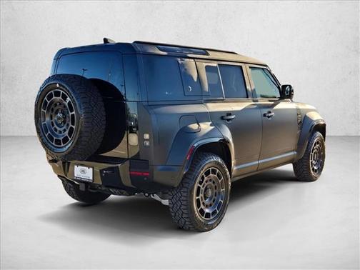 2026 Land Rover Defender P635 OCTA Black