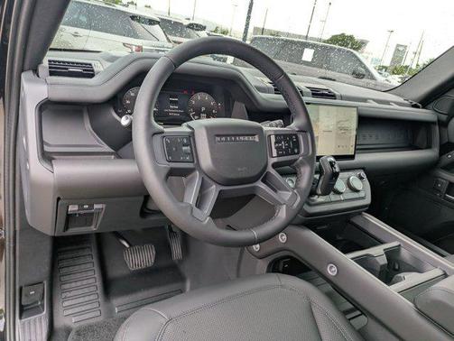 2025 Land Rover Defender 130 P400 X-Dynamic SE