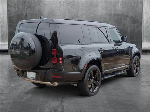 2025 Land Rover Defender 130 P400 X-Dynamic SE