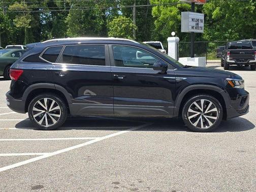 Deep Black Pearl Effect 2023 Volkswagen Taos 1.5T SE