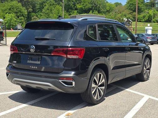 Deep Black Pearl Effect 2023 Volkswagen Taos 1.5T SE