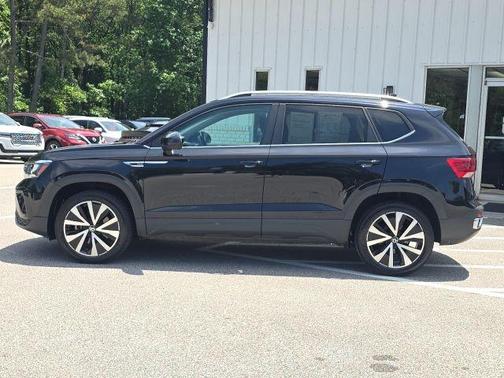 Deep Black Pearl Effect 2023 Volkswagen Taos 1.5T SE