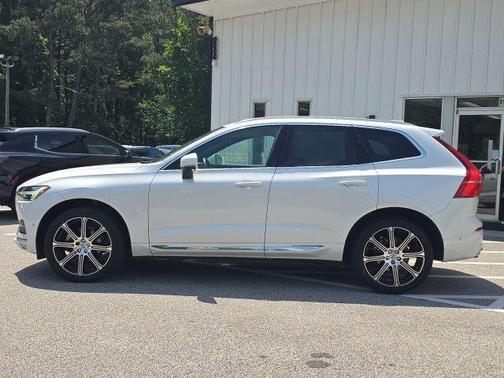 Crystal White Pearl 2019 Volvo XC60 T5 Inscription