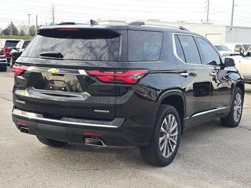 Mosaic Black Metallic 2022 Chevrolet Traverse Premier