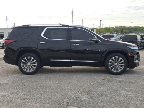 Mosaic Black Metallic 2022 Chevrolet Traverse Premier