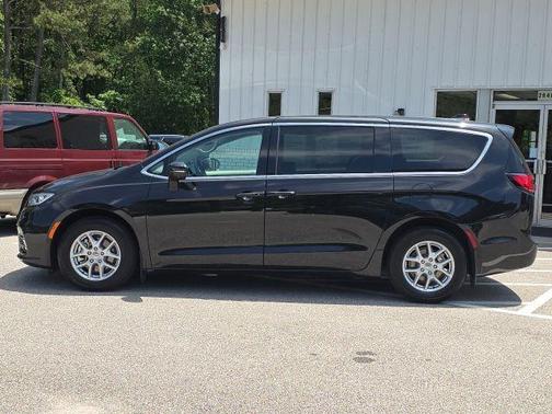 Brilliant Black Crystal Pearlcoat 2023 Chrysler Pacifica Touring-L