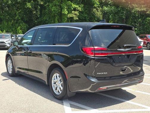 Brilliant Black Crystal Pearlcoat 2023 Chrysler Pacifica Touring-L