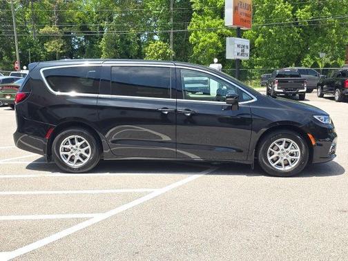 Brilliant Black Crystal Pearlcoat 2023 Chrysler Pacifica Touring-L