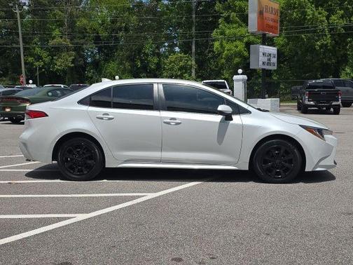 Pearl 2022 Toyota Corolla LE