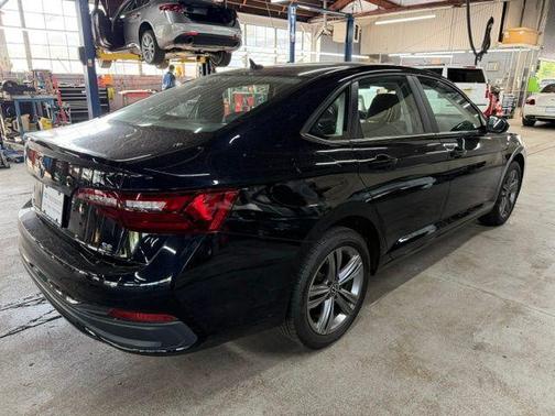 Deep Black Pearl Effect 2023 Volkswagen Jetta 1.5T SE