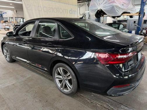 Deep Black Pearl Effect 2023 Volkswagen Jetta 1.5T SE