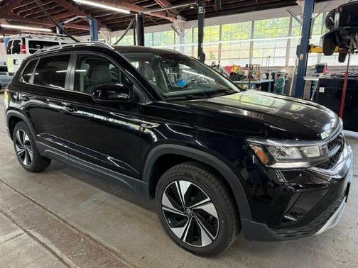 Deep Black Pearl Effect 2024 Volkswagen Taos 1.5T SE