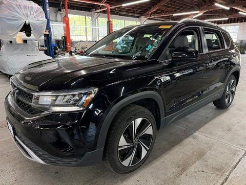 Deep Black Pearl Effect 2024 Volkswagen Taos 1.5T SE
